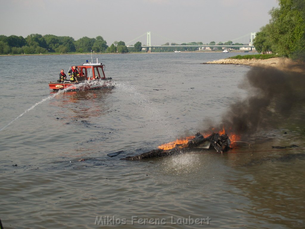Kleine Yacht abgebrannt Koeln Hoehe Zoobruecke Rheinpark P156.JPG